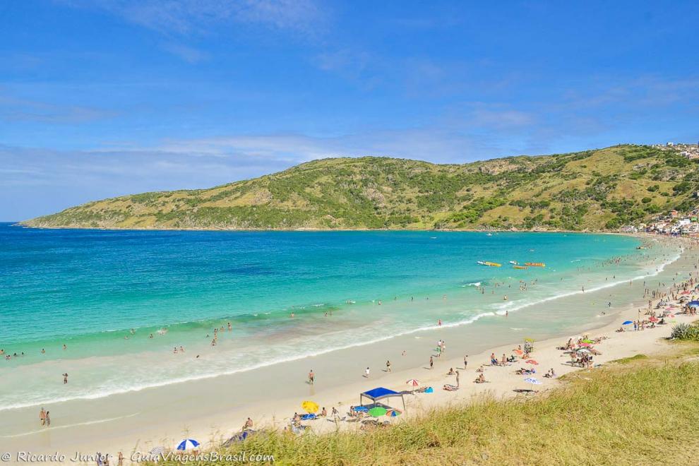 Imagem de três banana boat no mar azulado da Prainha em Arraial do Cabo.